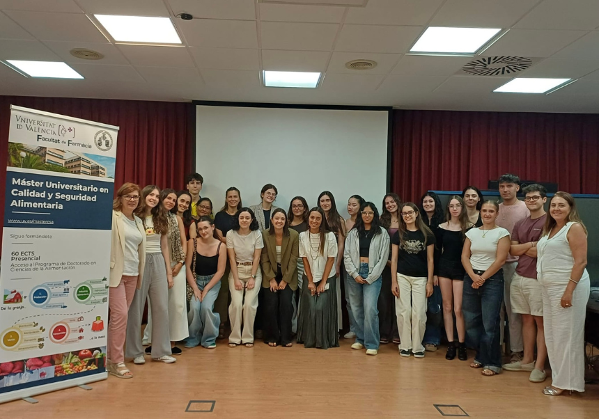 Dr. María José Ruiz and Dr. Patricia Roig with master's students