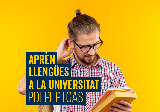 Profesor consultando unos manuales.