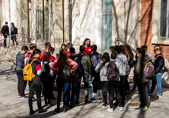 Grup d'alumnes de secundària visitant la Universitat de València
