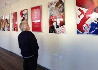 Un home contempla els cartells republicans de l'exposició a Yátova.