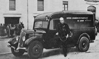 Norman Bethune, al costat d'una ambulància.