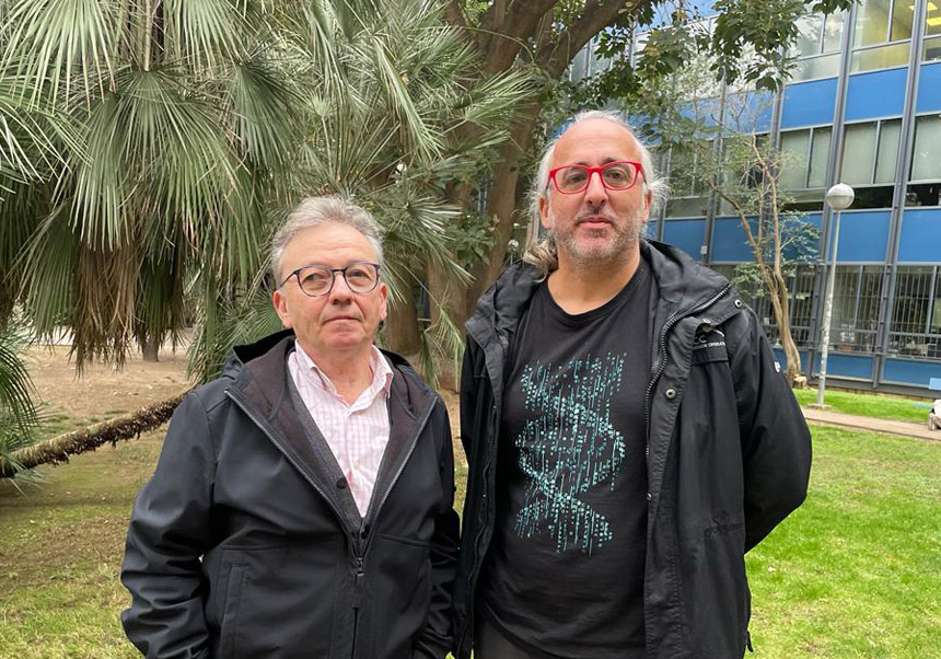 J. Emili Aura Tortosa (izquierda) y Domingo C. Salazar-García (derecha) en el Campus de Blasco Ibáñez de la Universitat de València.