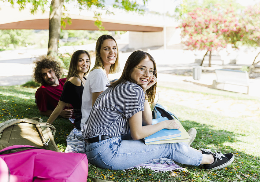 Imatge del esdeveniment:Grup d'universitaris a l'exterior del Campus