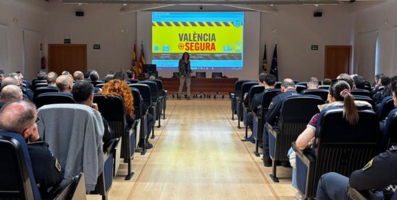 Nova sessió de formació a agents de la Policia Local de València sota el programa València + Segura (24/04/2026)