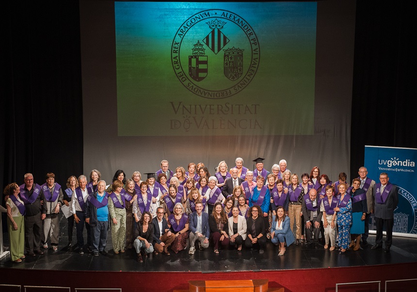 Foto de família després de l'acte d'entrega de diplomes a l'alumnat de La Nau Gran Gandia.