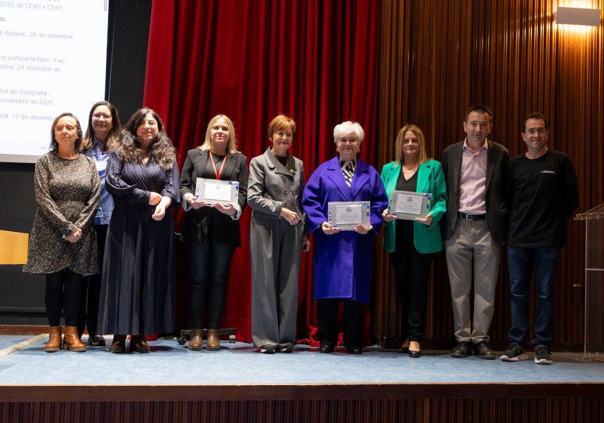 Distinguidos y distinguidas en reconocimientos 'Teixint vincles'.