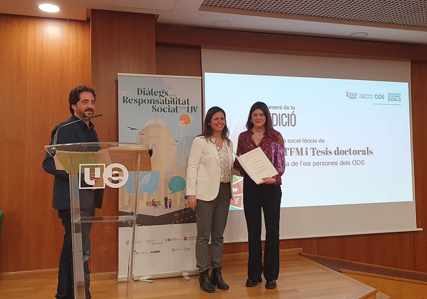 Sergio Belda y Pilar Serra entregando uno de los premios al alumnado