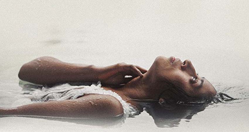 Poster detail. Una dona tombada sobre l'aigua