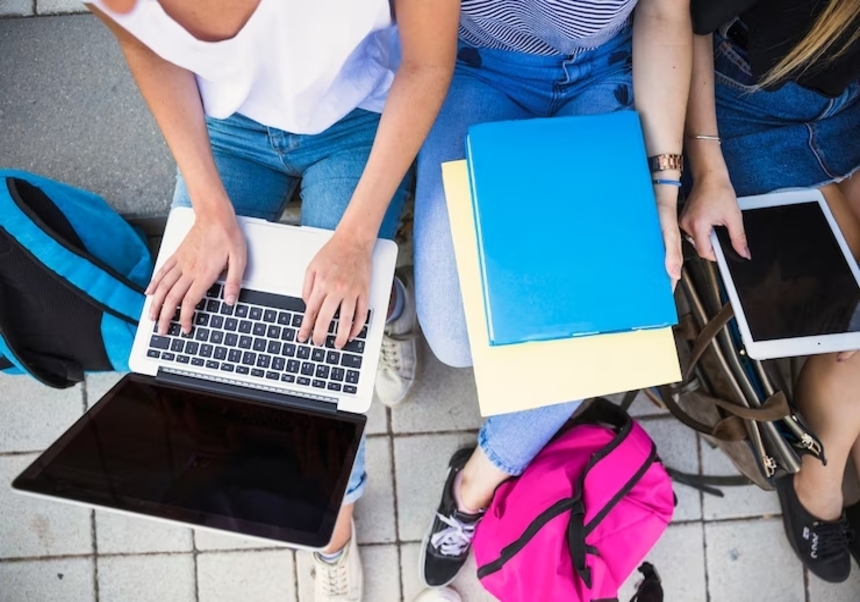 Estudiantes con cuadernos y ordenadores