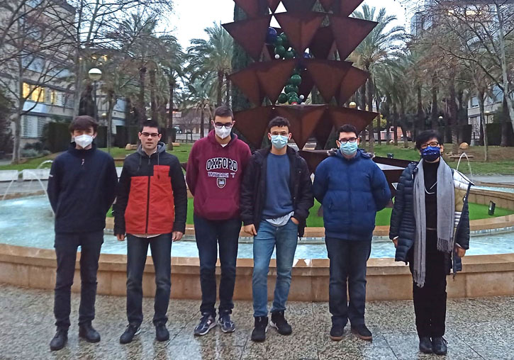 Estudiants que accediran a la fase nacional de l’Olimpíada de Física, ahir al Campus de Burjassot-Paterna de la Universitat de València, amb la professora Chantal Ferrer.