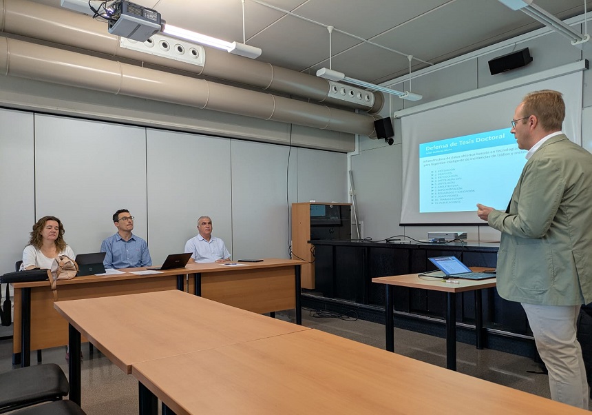 El profesor e investigador Julián Gutiérrez Moret defendió su tesis en el seminario del IRTIC.