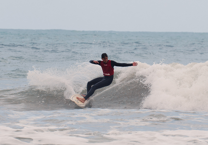 participante de surf cogiendo una ola