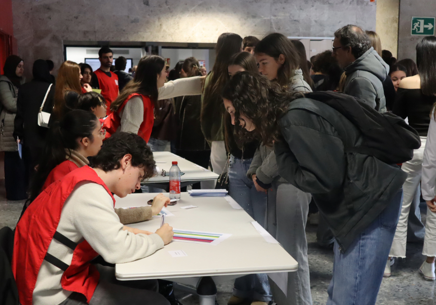 Guies-Conèixer rebent a l'alumnat preuniversitari durant les Visites guiades