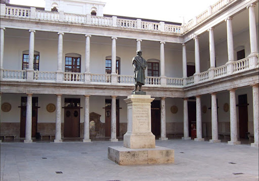 Estatua de Luis Vives Calle de la Nave