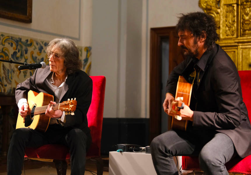 Las Criaturas, el duo acústic de la banda Pájaro format per Andrés Herrera (esquerra) i Raúl Fernández, en concert a la capella de La Nau.