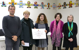 Maria Pons Albert amb representants de la fundació i de la Universitat