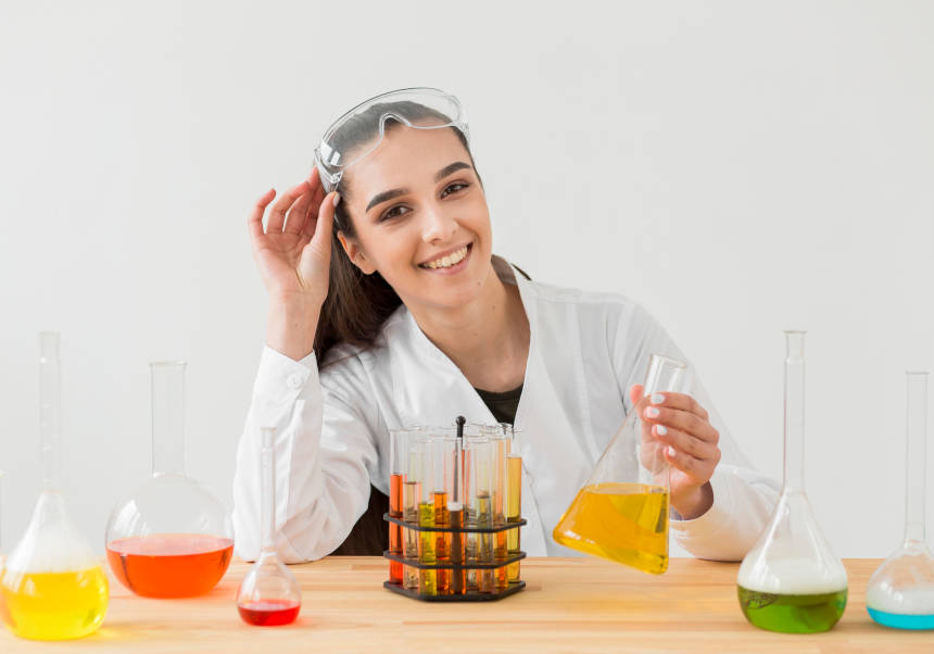 Una estudianta fa experiments de química.
