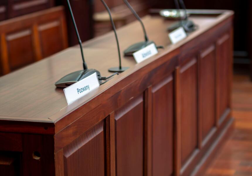 mesa tribunal con micros