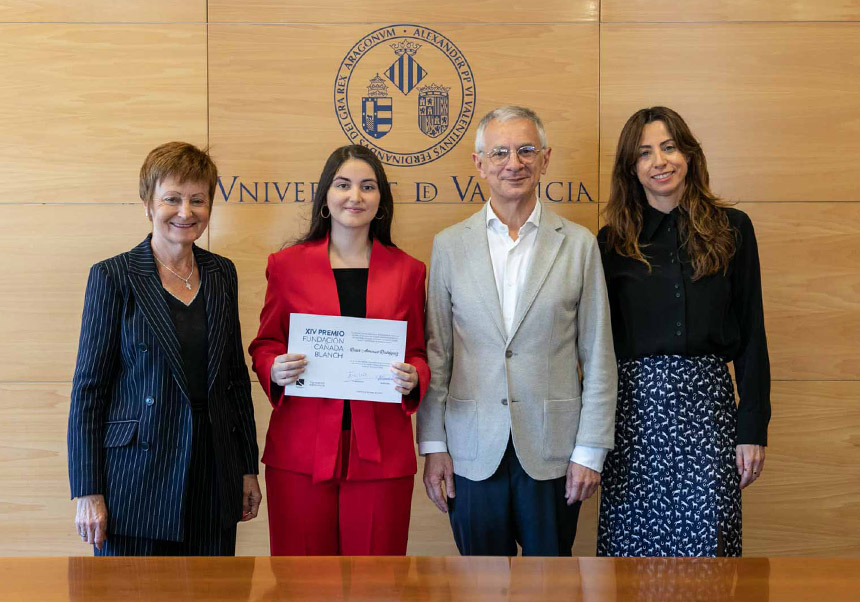 La premiada junto a la rectora de la UV, el presidente y la directora de la Fundación