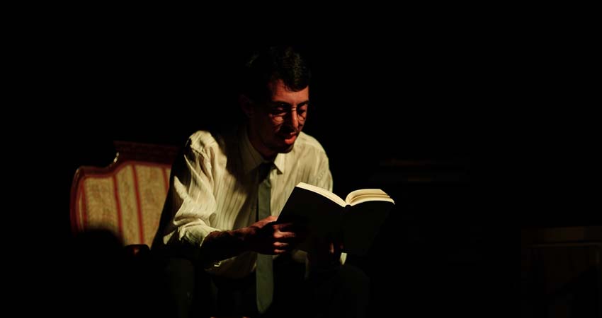 Dos homes en un escenari