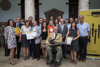 Guardonats amb els Premis Manuel Castillo 2015 i autoritats universitàries i polítiques que han participat en l'acte.