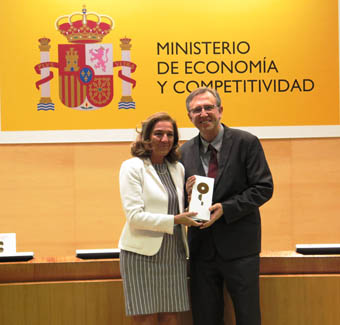 Professor Eugenio Coronado receives the accreditation ‘María de Maeztu’ from the Spanish Secretary of State Carmen Vela.