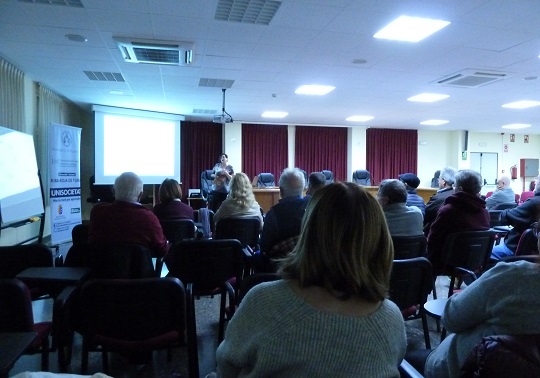 Públic en una conferència a Riba-roja del Túria