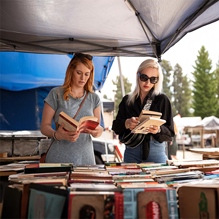 Personas mirando libros a una feria
