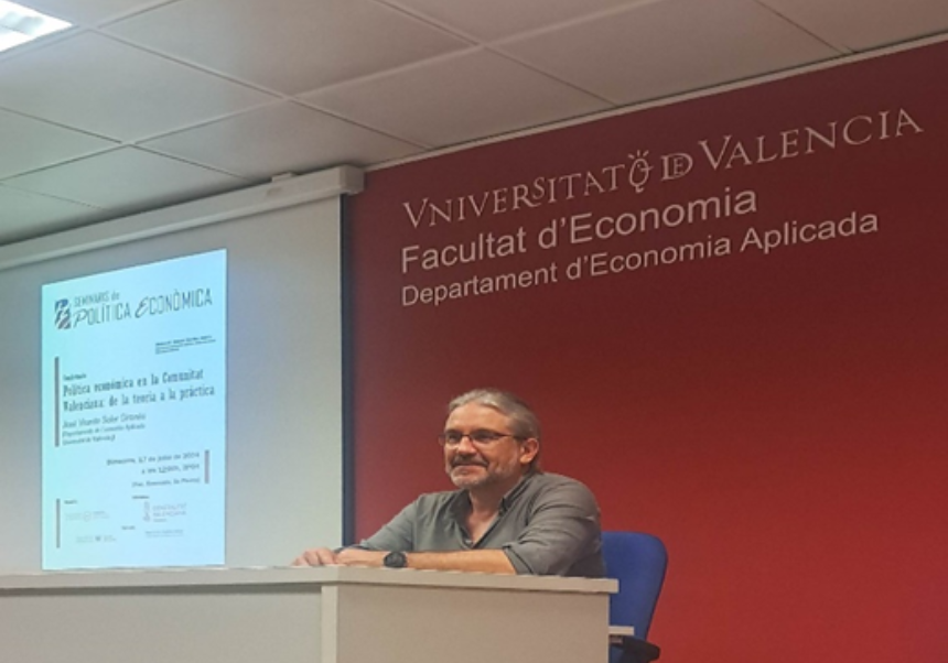Profesor impartiendo seminario
