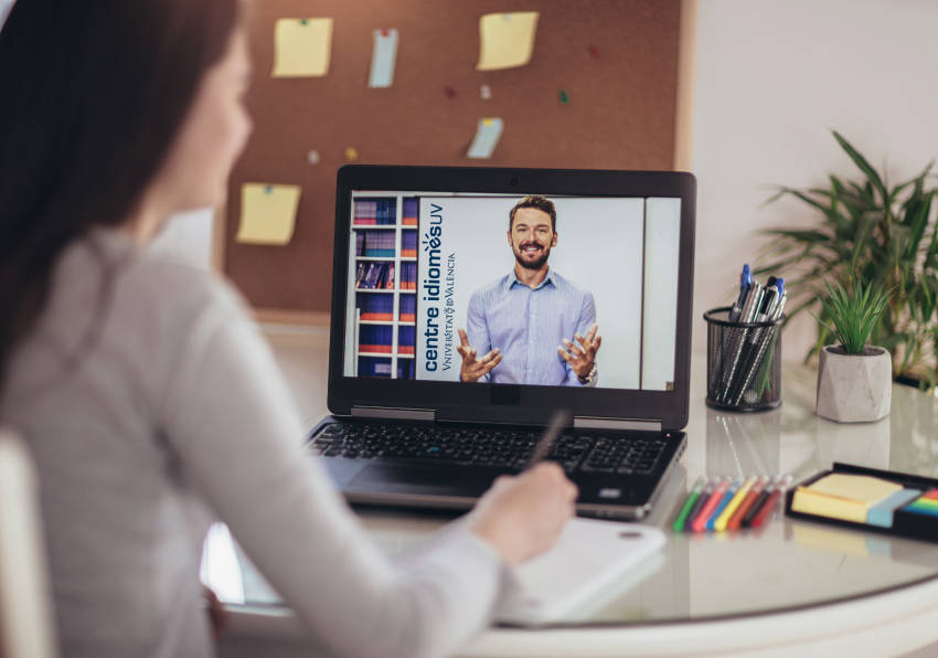 Imatge del esdeveniment:Imatge gràfica dels cursos en línia del Centre d'Idiomes UV per a 2025-2026.