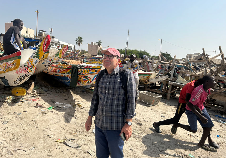 Joan Lacomba en la playa de Dakar, capital de Senegal, con jóvenes senegaleses y cayukos.