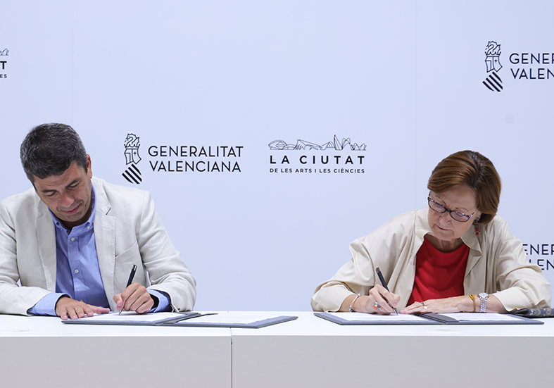 Mavi Mestre i Carlos Mazon en la firma del conveni.