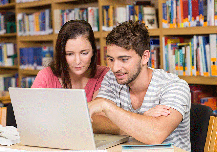 Dos estudiants davant un ordinador.