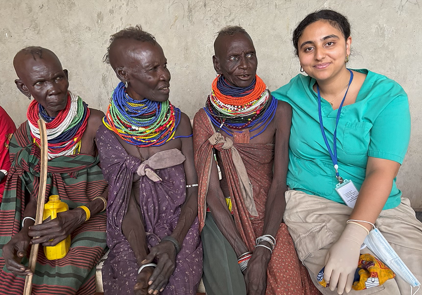 Houda en Kakuma con tres mujeres turkanes