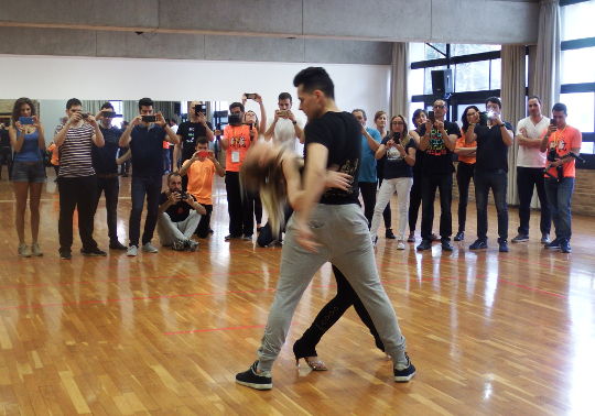 Una parella balla en un dels tallers de l'any passat.