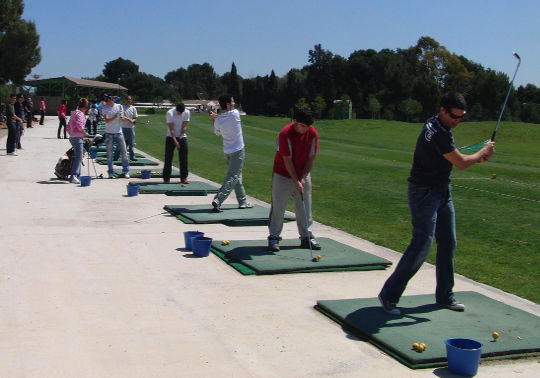 Una clase de golf en la Universitat de València.