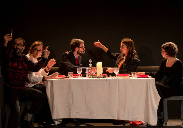 Scene of the play 'Convida un pobre a la teua taula'. Photos: Miguel Lorenzo.