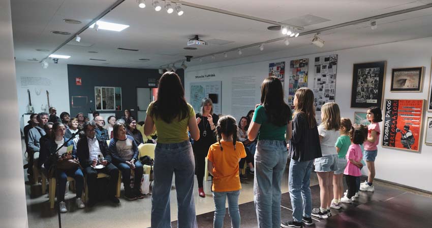 Grupo de niñas cantando ante el público
