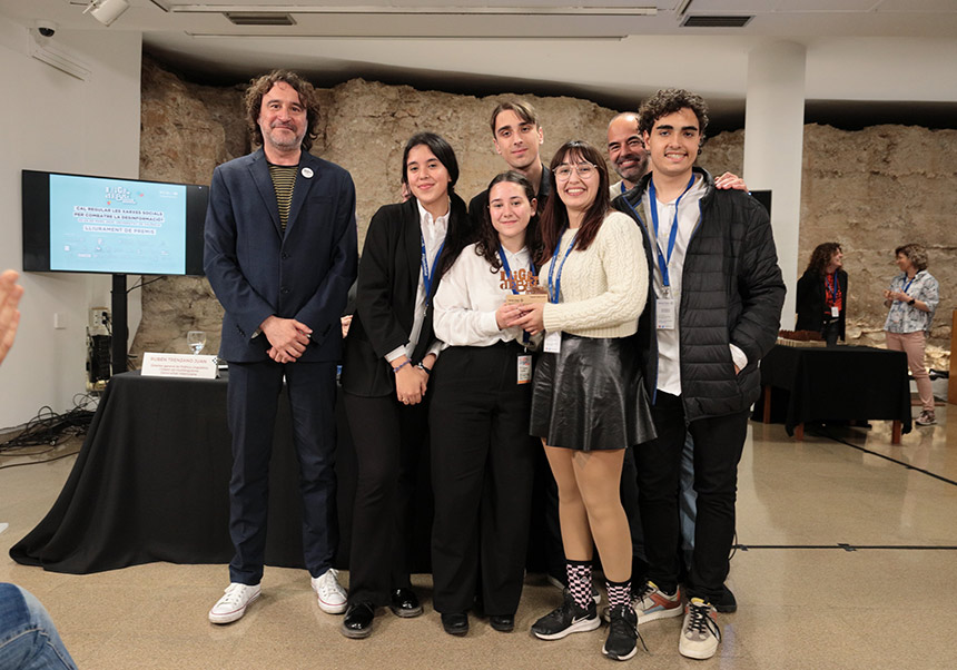 L’equip de l’IES Misteri d’Elx, representant de la Universitat Miguel Hernández, campió de la Lliga 2023, junt a Rubén Trenzano.