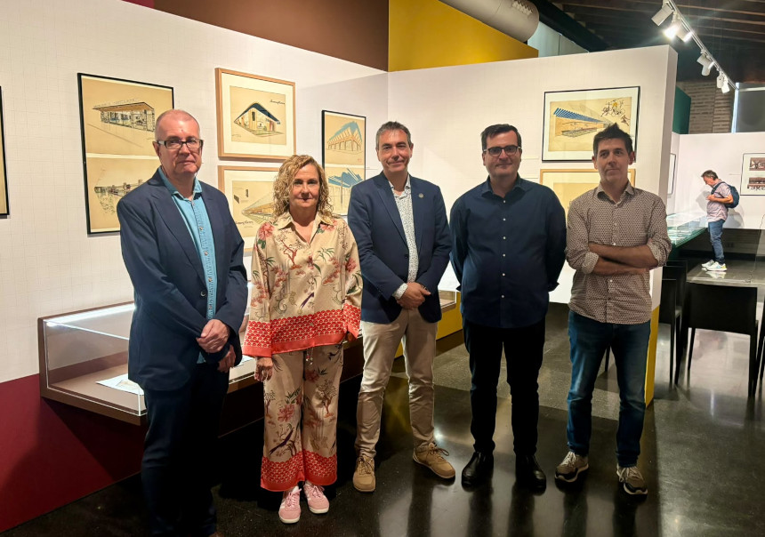 Responsables de l'exposició a La Nau aquest matí.