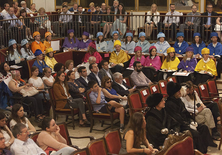 Nous Doctors i Doctores i familiars al Paranimf de la Universitat