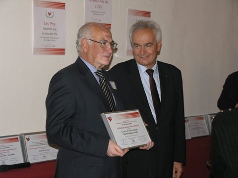 D. Juan Piqueras Haba recibió en París este 17 de octubre el premio de la mención especial de la Organización Internacional de la Viña y el Vino