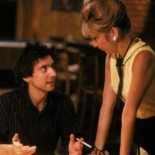 Un hombre y una mujer hablando