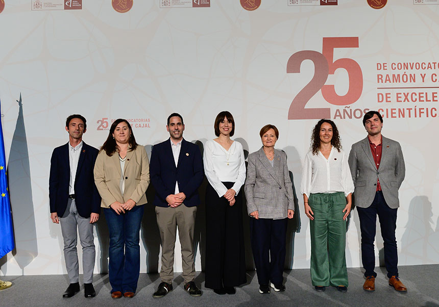 La rectora de la UV junt a la Ministra Diana Morant i altres membres de la UV