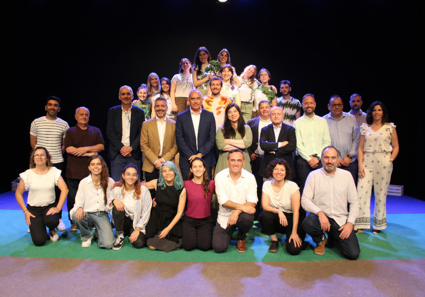 Gran part de l'equip d'Escena Erasmus UV, juntament amb les autoritats universitàries i polítiques participants en el projecte.