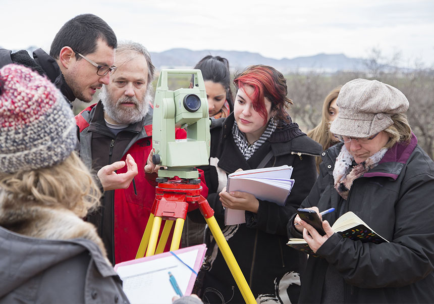 Students in practical courses of archaeology