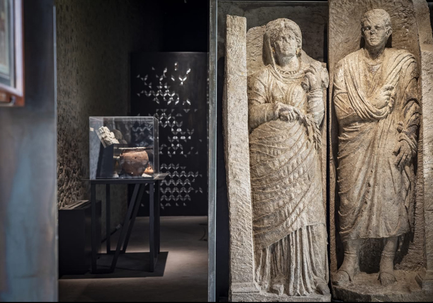 Imatge del relleu en el marc de l'exposició.