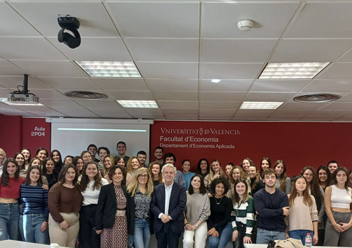 Els participants en la presentació de les idees.