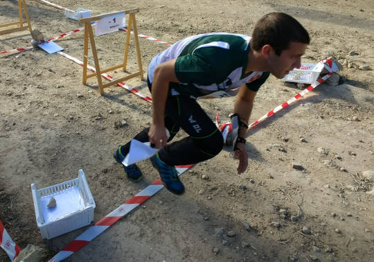 Un atleta, disposat en l'eixida en el CADU d'orientació.