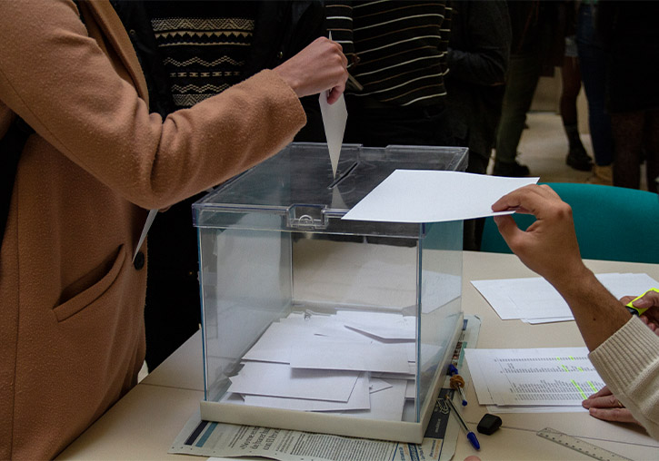 La Universitat vota hui